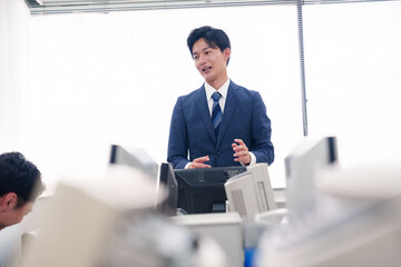 オフィスで働く複数のビジネスパーソン