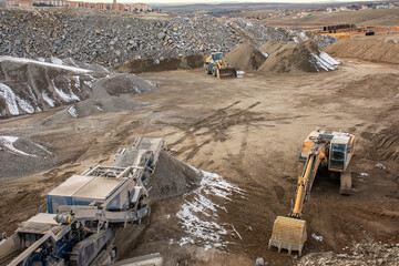 Mechanical conveyor belt to pulverize rock and stone and generate gravel