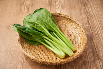 竹ざるに盛った新鮮な小松菜