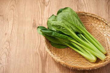 竹ざるに盛った新鮮な小松菜
