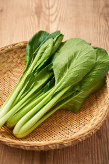 竹ざるに盛った新鮮な小松菜