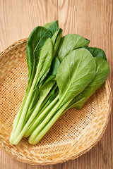竹ざるに盛った新鮮な小松菜