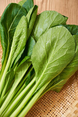 Obraz premium 竹ざるに盛った新鮮な小松菜