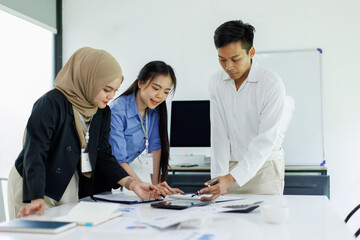 Diverse colleagues collaborative brainstorming at office briefing, Young Business Asian people explaining analysis at the meeting Multiethnic startup work.	