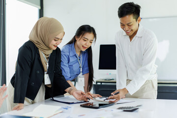 Diverse colleagues collaborative brainstorming at office briefing, Young Business Asian people explaining analysis at the meeting Multiethnic startup work.	