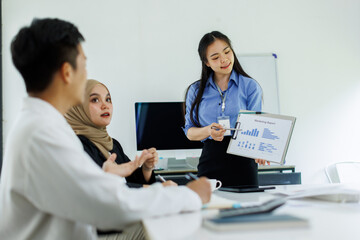 Obraz premium Diverse colleagues collaborative brainstorming at office briefing, Young Business Asian people explaining analysis at the meeting Multiethnic startup work. 