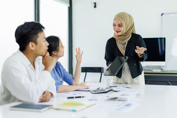 Diverse colleagues collaborative brainstorming at office briefing, Young Business Asian people explaining analysis at the meeting Multiethnic startup work.	