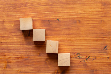 置いてある空白の木製ブロック