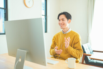 テレワークでオンライン会議をする若い男性