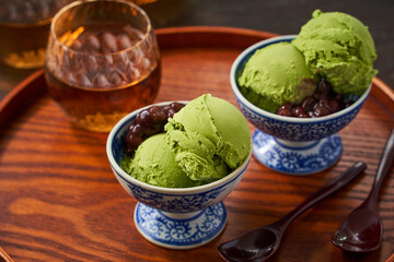 和食器に盛り付けられた抹茶のアイスクリーム