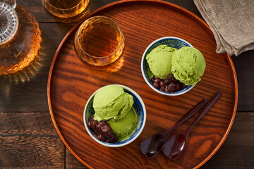 和食器に盛り付けられた抹茶のアイスクリーム