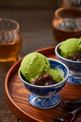 和食器に盛り付けられた抹茶のアイスクリーム