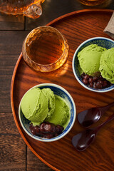 和食器に盛り付けられた抹茶のアイスクリーム