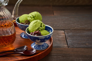 和食器に盛り付けられた抹茶のアイスクリーム