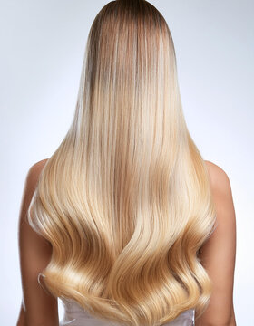 Melena de pelo rubio liso y bien peinado de mujer sobre fondo blanco, concepto de peluquer&iacute;a profesional, sal&oacute;n de belleza y tratamiento capilar
