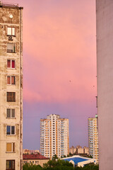 Fototapeta premium Pastel Sunset Sky Framed by City Buildings