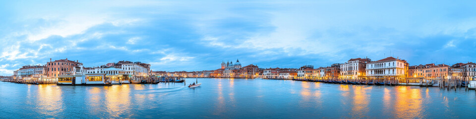 Obraz premium Panoramic view of Venice canals at twilight with glowing city lights