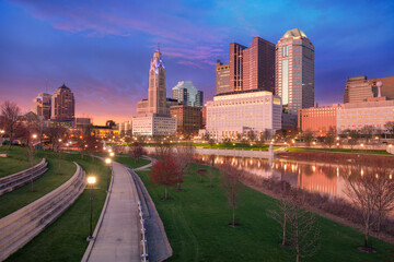 Obraz premium Columbus, Ohio, USA. Cityscape image of Columbus, Ohio, USA downtown skyline with the reflection of the city in the Scioto River at spring sunset.