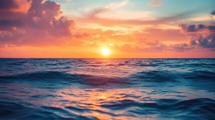 Obraz premium Ocean Sunset: A Serene Seascape at Dusk