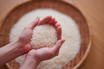 新鮮なお米を持つ女性の手元