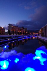 運河と街灯が織りなす冬夜のシンフォニー