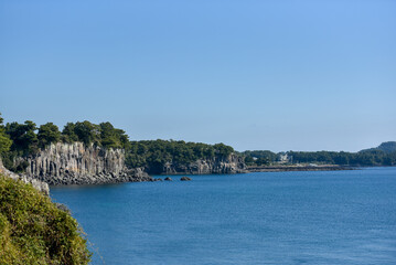 주상절리가 있는 제주 바다