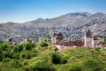 Obraz premium Ruins of Sagalassos ancient city with scenic mountain backdrop,
