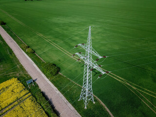 Detailansicht einer Überland Stromleitung. Wichtig für die Energiewende.