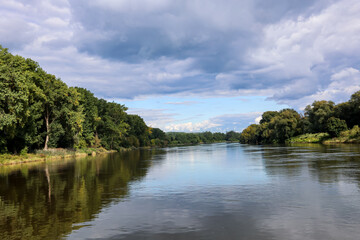 Landschaft mit einem Fluss.