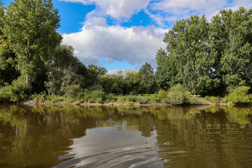Landschaft mit einem Fluss.