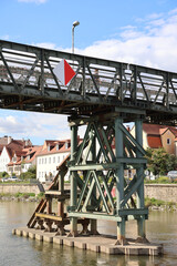 Eine Brücke für Medien wie Wasser, Strom führt über einen Fluss.