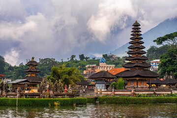 Obraz premium Temple complex Pura Ulun Danu Bratan, Hindu Shaivite temple on Lake Bratan in Bali, Indonesia. Water temple. Religious building.