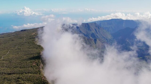Randonn&eacute;e Ma&iuml;do Grand B&eacute;nare et vue a&eacute;rienne par drone du Cirque de Mafate et Piton des Neiges, Saint-Paul, | &Icirc;le de la R&eacute;union Tourisme