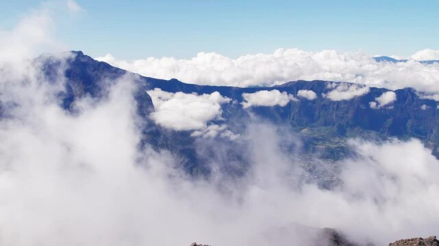 Randonn&eacute;e Ma&iuml;do Grand B&eacute;nare et vue a&eacute;rienne par drone du Cirque de Mafate et Piton des Neiges, Saint-Paul, | &Icirc;le de la R&eacute;union Tourisme