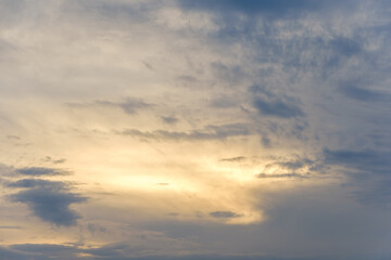 柔らかな夕暮れの空