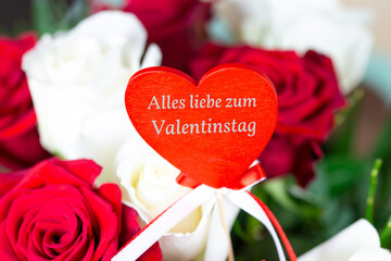 Valentinstag, Valentinsgrüße: Blumenstrauß mit weißen und roten Rosen und ein Herz mit der...