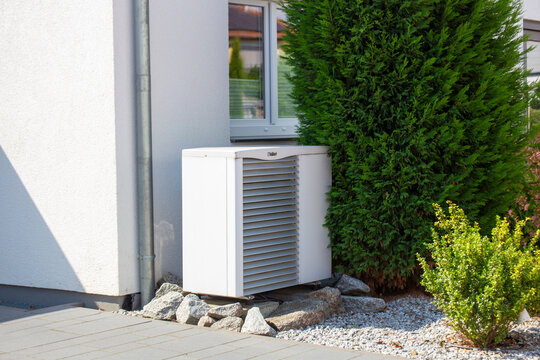 W&auml;rmepumpe des Herstellers Vaillant an einem Wohnhaus