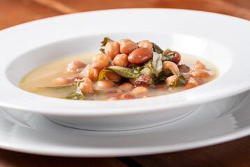 Deliziosa minestra con fagioli, ceci, bietole e cipolla, alimentazione biologica 