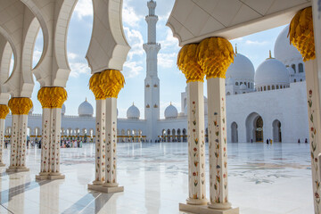 photo of the great mosque in Abu Dhabi, the capital of the United Arab Emirates. The symbol of the Islamic religion