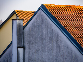 Feuchte und verschmutzte Hauswand
