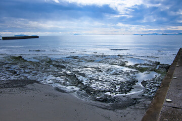 ゴツゴツした岩の潮溜りと透き通った青い海