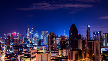 Obraz premium Nighttime timelapse of the Malaysian capital Kuala Lumpur.