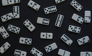 domino game pieces spread evenly over a black base in full screen
