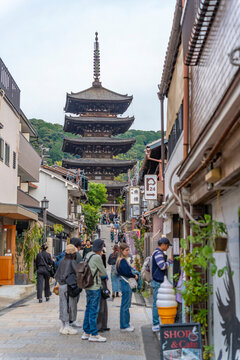View of Sannen Zaka and Yasaka Pagoda in Gion, Kyoto Geisha District, Kyoto, Honshu, Japan