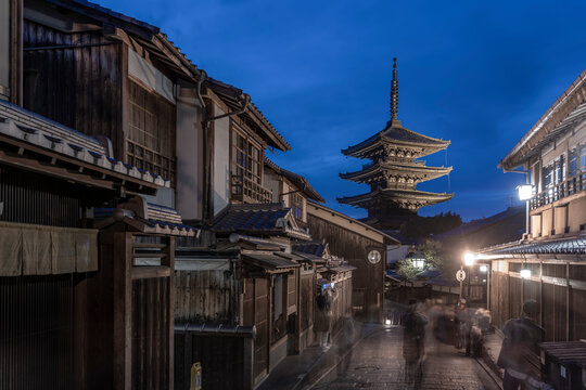 View of Sannen Zaka and Yasaka Pagoda in Gion at dusk, Kyoto Geisha District, Kyoto, Honshu, Japan