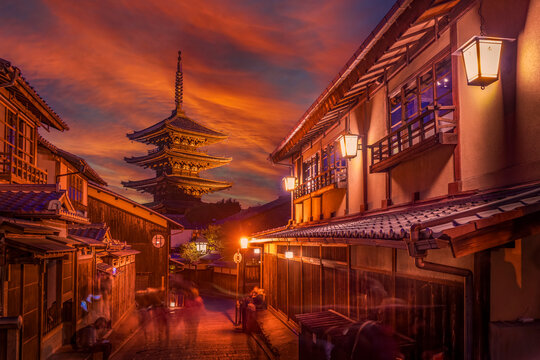View of Sannen Zaka and Yasaka Pagoda in Gion at dusk, Kyoto Geisha District, Kyoto, Honshu, Japan