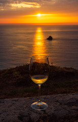 Disfrutando de un vino en el cabo del fin del mundo, Finisterre