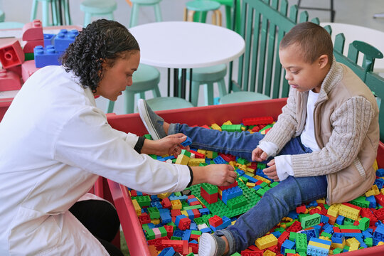 Boy playing with blocks with instructor at science center