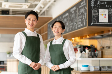 カフェで働くミドルの男女