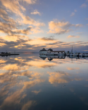 Atardecer con nubes en el puerto de Le Barcar&egrave;s, Reflejos en el lago de Salses, en el sur de Francia
